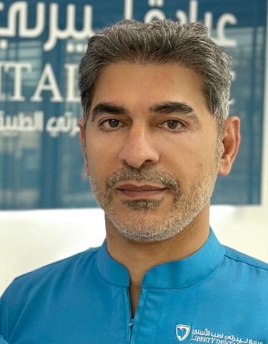 د. ناظم اليوسف، طبيب أسنان عام، في عيادة ليبرتي لطب الأسنان بدبي